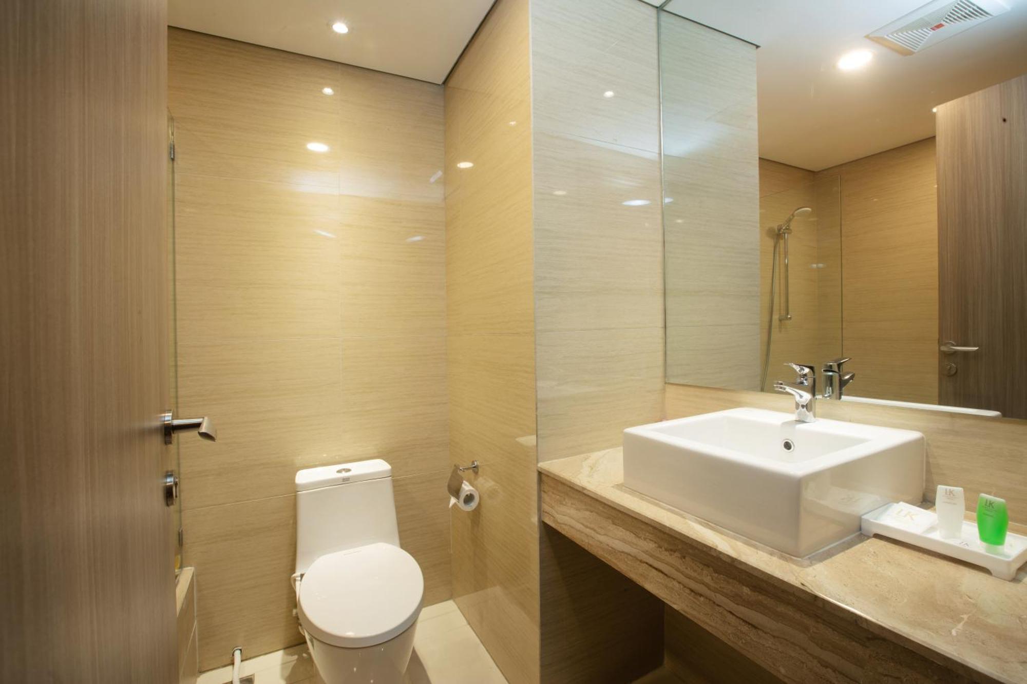 Louis Kienne Cikarang Hotel & Service Apartment Bekasi Eksteriør bilde