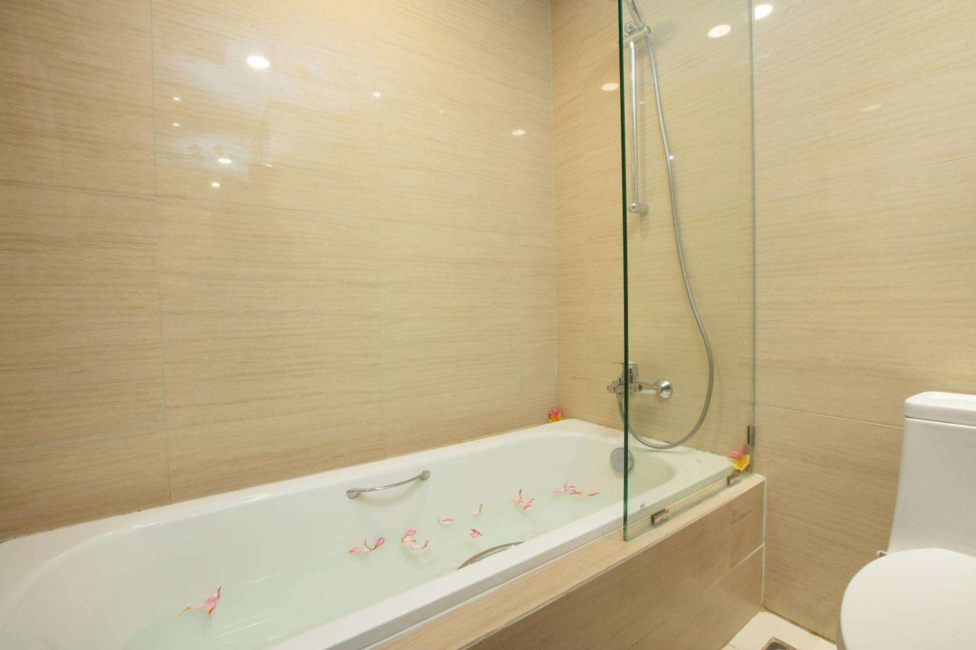 Louis Kienne Cikarang Hotel & Service Apartment Bekasi Eksteriør bilde