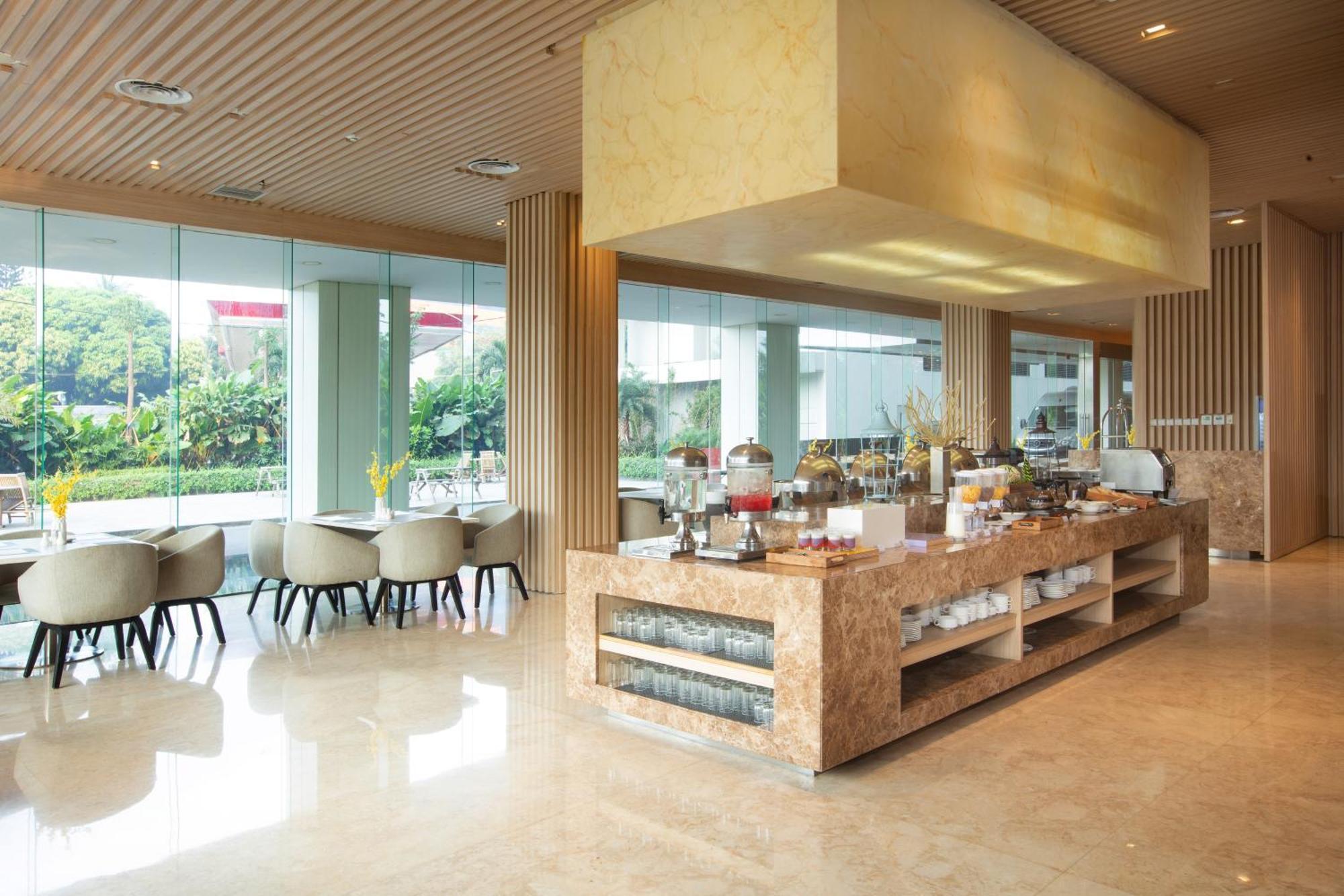 Louis Kienne Cikarang Hotel & Service Apartment Bekasi Eksteriør bilde